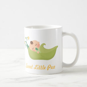 Süße Erbse in einer Hülse Süßer kleiner Junge Kaffeetasse