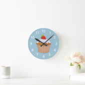 Süße Erdbeerbrötchen Blau Runde Wanduhr (Zuhause)