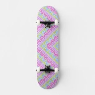 Süße farbenfrohe Mädchen geometrische Graffiti-Mus Skateboard