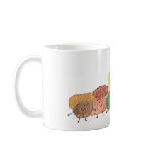 Süße flauschige Kreaturen auf einem Kaffeebecher