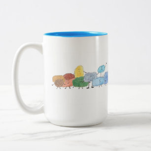 Süße flauschige Kreaturen auf einem Kaffeebecher Zweifarbige Tasse