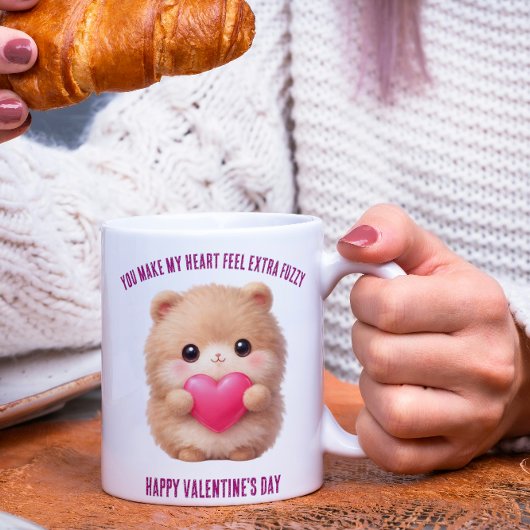 Süße flauschige Valentinsfigur mit Herz  Tasse