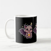 Süße Fledermaus hält Candy Corn Kaffeetasse (Links)