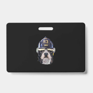 Süße Französische Bulldogge trägt Feuerwehrhelm Ausweis
