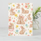 Süße Frühlingshasen & Florales Gartenmuster Feiertagskarte (Stehend Vorderseite)