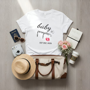 Süße Fußabdrücke eines Baby-Mädchens Schwangerscha Tri-Blend Shirt