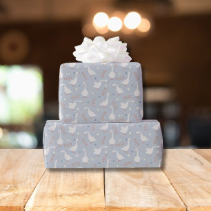 Süße Gänse und Fußabdruckmuster auf Pastellblau Geschenkpapier