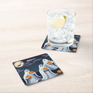 Süße Geister halten Kürbisse unter einem Vollmond Rechteckiger Pappuntersetzer