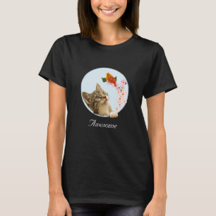 Süße getigerte Katze, Blumen und kleiner roter Vog T-Shirt