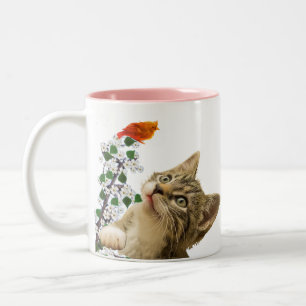 Süße getigerte Katze, Blumen und kleiner Vogel  Zweifarbige Tasse