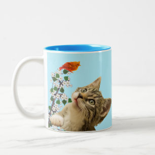 Süße getigerte Katze, Blumen & Vogel auf Hellblau Zweifarbige Tasse