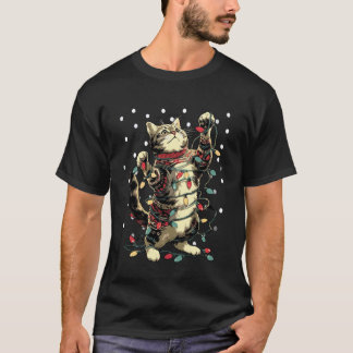 Süße getigerte Katze mit Schnee und Weihnachtslich T-Shirt