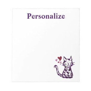 Süße glitzernde violette Katze mit rosa und roten Notizblock