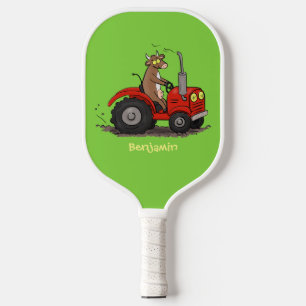 Süße glückliche Kuh fährt einen roten Traktor Cart Pickleball Schläger