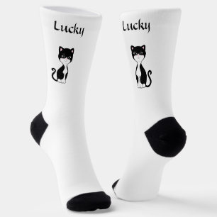 Süße Glücks-Tuxedo-Katze auf weißen Socken