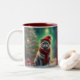 süße graue getigerte Katze in einem Weihnachtsmann Zweifarbige Tasse