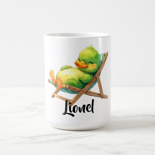 Süße grüne Ente liegt entspannt im Liegestuhl  Kaffeetasse (Mittel)