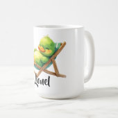 Süße grüne Ente liegt entspannt im Liegestuhl  Kaffeetasse (VorderseiteRechts)