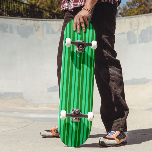 Süße grüne stilvolle Streifenmuster-Design Skateboard