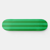 Süße grüne stilvolle Streifenmuster-Design Skateboard (Horizontal)