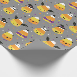 Süße Halloween Candy Corns in Kostümen auf Grau Geschenkpapier