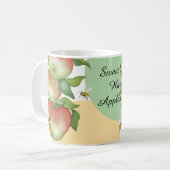 Süße Harmonie: Aquarelläpfel und eine Biene Kaffeetasse (Vorderseite Links)