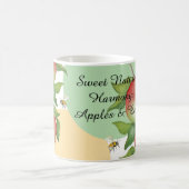 Süße Harmonie: Aquarelläpfel und eine Biene Kaffeetasse (Mittel)