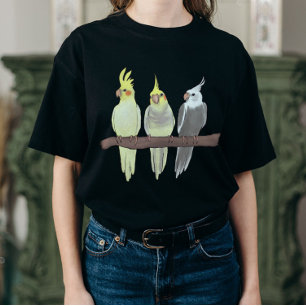 Süße Haustier-Nymphensittiche scharen sich auf der T-Shirt