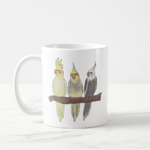 Süße Haustier-Nymphensittiche sitzen auf einer Sta Kaffeetasse