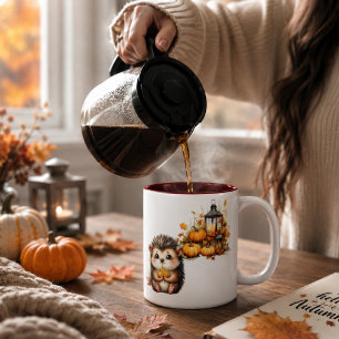Süße Herbst-Igel-Illustration mit Ernteleiter Zweifarbige Tasse