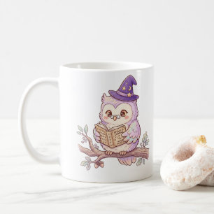 Süße Hexeneule beim Lesen eines Zauberbuchs Hallow Kaffeetasse