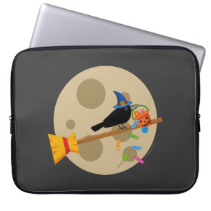 Süße Hexenkrähe auf einem Besen verteilt Süßigkeit Laptopschutzhülle
