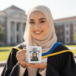 Süße Hijab-Absolventin hat gerade ihren Abschluss Kaffeetasse
