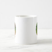 Süße Hundemutter führt Welpen auf Waldweg Illustra Kaffeetasse (Mittel)