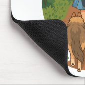 Süße Hundemutter führt Welpen auf Waldweg Illustra Mousepad (Ecke)