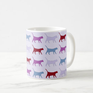 Süße illustrierte Katzen, die auf lila Muster lauf Kaffeetasse