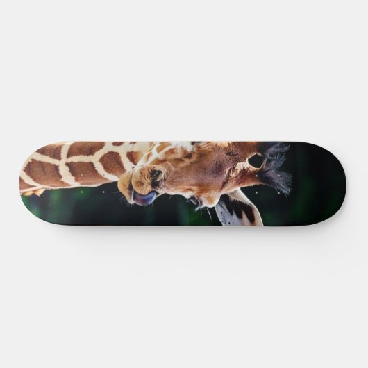 süße junge Giraffe Skateboard (Horizontal)