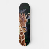süße junge Giraffe Skateboard (Vorderseite)
