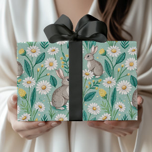 Süße Kaninchen sitzen zwischen weißen Gänseblümche Geschenkpapier