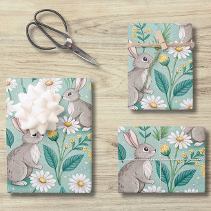 Süße Kaninchen sitzen zwischen weißen Gänseblümche Geschenkpapier Set
