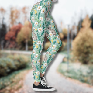 Süße Kaninchen sitzen zwischen weißen Gänseblümche Leggings