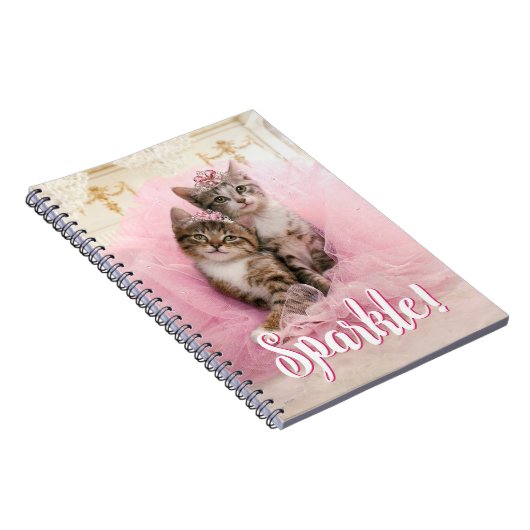 Süße Kätzchen in den Tiaras und im rosa funkelnd Notizblock (Rechte Seite)