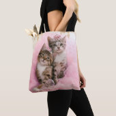 Süße Kätzchen in den Tiaras und im rosa funkelnd Tasche (Von Nahem)