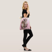 Süße Kätzchen in den Tiaras und im rosa funkelnd Tasche (Am Model)