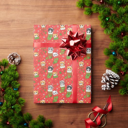 Süße Kätzchen in Weihnachtsstrümpfen  Geschenkpapier (Feiertagsgeschenk)