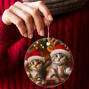 Süße Kätzchen mit Weihnachtsmann und Rentierhüten Keramik Ornament