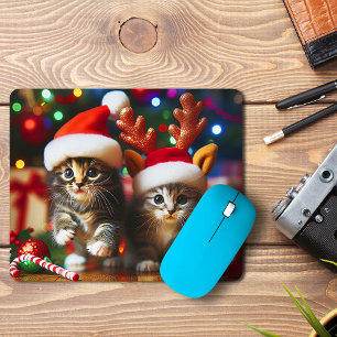 Süße Kätzchen mit Weihnachtsmann und Rentierhüten Mousepad