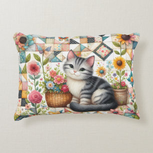 Süße Katze auf floraler Steppdecke Cottagecore Dekokissen