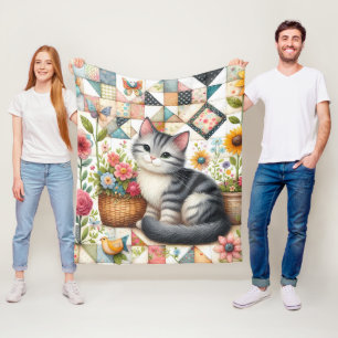 Süße Katze auf floraler Steppdecke Cottagecore Fleecedecke