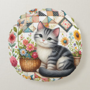 Süße Katze auf floraler Steppdecke Cottagecore Rundes Kissen